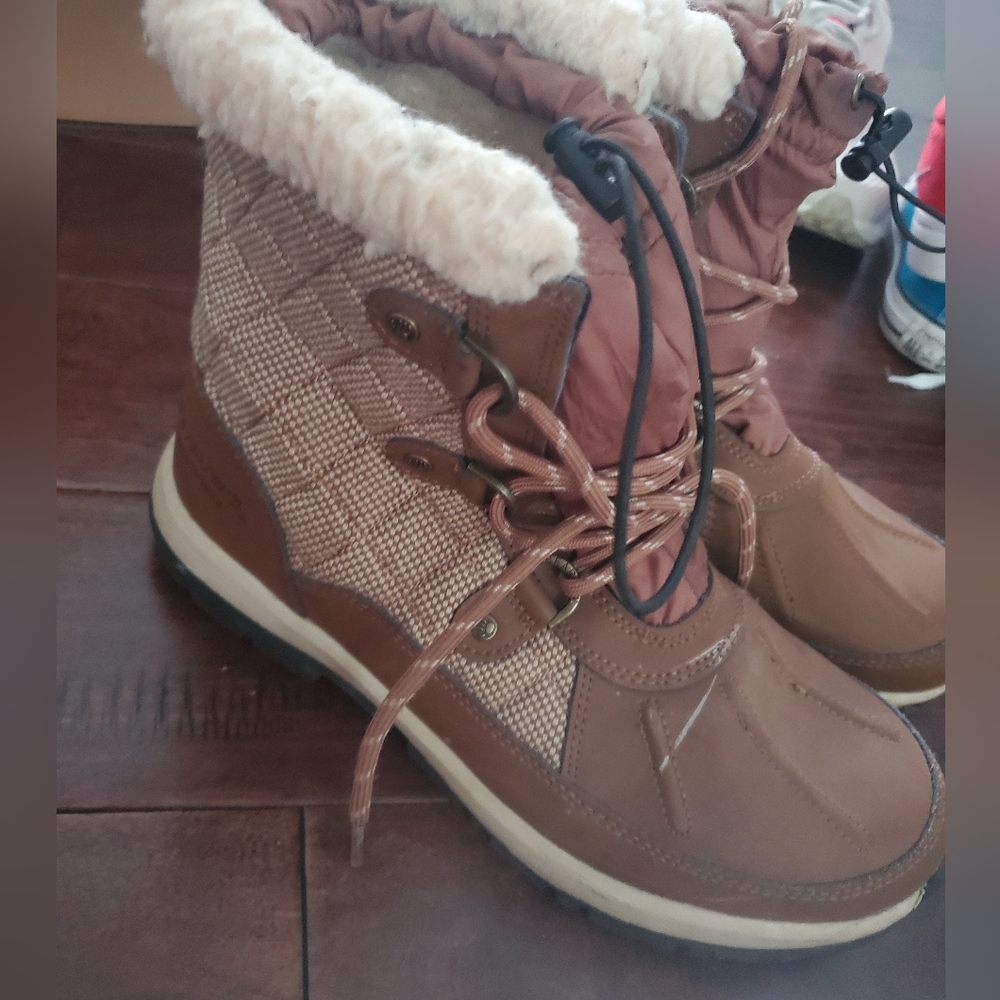 Bearpaw waterproof boots in tan size 9